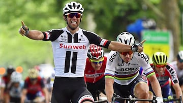Michael Matthews celebra la victoria en la tercera etapa de La Vuelta a Suiza.