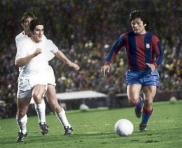 17-2-74. El super Barça de Cruyff endosa un contundente 0-5 al Real Madrid en un partido humillante para los blancos. En la imagen 'Cholo' Sotil.