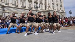 Los Classic All Blacks realizan la haka en el Palacio Real de Madrid durante la presentaci&oacute;n del partido que les medir&aacute; a la selecci&oacute;n de rugby de Espa&ntilde;a este s&aacute;bado en el Estadio Metropolitano.