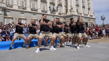 Los Classic All Blacks realizan la haka en el Palacio Real de Madrid durante la presentación del partido que les medirá a la selección de rugby de España este sábado en el Estadio Metropolitano.