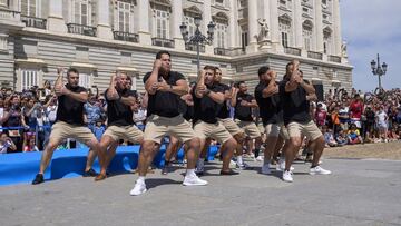 Los Classic All Blacks realizan la haka en el Palacio Real de Madrid durante la presentaci&oacute;n del partido que les medir&aacute; a la selecci&oacute;n de rugby de Espa&ntilde;a este s&aacute;bado en el Estadio Metropolitano.