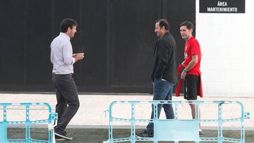 Marcelino charl&oacute; con Anyl Murthi y Mateu Alemany que presenciaron parte del entrenamiento.