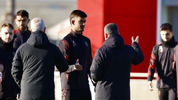 Kike Salas saluda a García Pimienta.