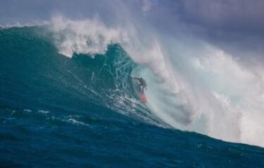 El ganador del evento, dentro de un tubo en Jaws desde otro ángulo. Así se gana el Pe'ahi Challenge, tomen nota.