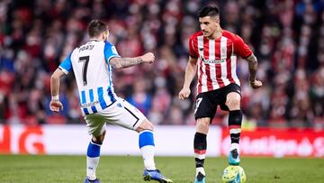 Yuri Berchiche ante Portu en el derbi de Bilbao.