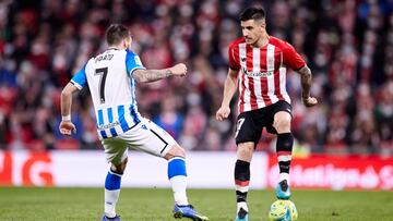 Yuri Berchiche ante Portu en el derbi de Bilbao.
