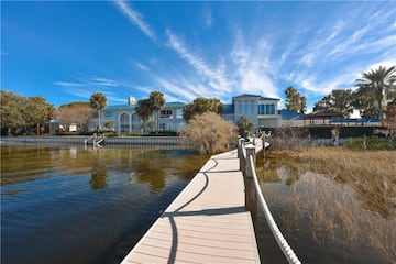 La mansión de Shaquille O'nille se encuentra en Windermere, Florida, sobre 3 hectáreas de terrenos privados y vistas al lago Butler. La vivienda cuenta con 2.880 metros cuadrados habitables, 12 habitaciones y 15 baños. Incluye una cancha de baloncesto cubierta y un garaje para automóviles con sala de exposición.