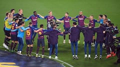Los jugadores del FC Barcelona celebran en un corro el t&iacute;tulo de liga