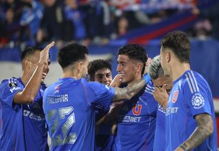 La U revive, golea y es líder en la Copa Libertadores