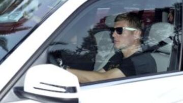 LLEGÓ A SU CHALET A LAS 21:05 HORAS. AS cazó a Kroos llegando a su casa de Mallorca a las 21:05 horas y conduciendo un coche de alquiler. Junto a él, su novia Jessica Farber y su hijo León, que cumplirá un año el 14 de agosto.