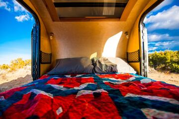 Como extra, también inluye la opción personalizable de incluir un techo solar para disfrutar de las estrellas por la noche. Qué mejor manera de conectar con la naturaleza desde la comodidad de una cama. ¡Una pasada!