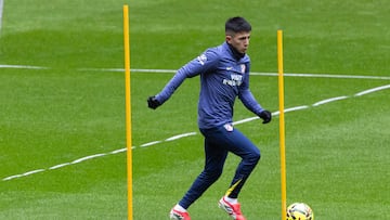 MADRID, 17/01/2026.- El jugador del Atlético de Madrid, Thiago Almada durante el entrenamiento del equipo previo a su partido de LaLiga EA Sports contra el Alavés en el estadio Riyadh Air Metropolitano en Madrid, este sábado. EFE/Sergio Pérez