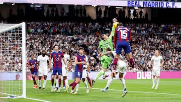 Saque de esquina de Raphinha, no mide bien Lunin, que se come el centro del brasileño, con Christensen apareciendo con la testa en el segundo palo, mandándola a guardar de manera tempranera.