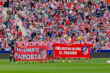 Los jugadores del Atlético portan las pancartas de las peñas de Paiporta y Utiel. Suena el himno de la Comunidad Valenciana de fondo.