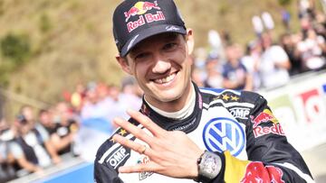 16/10/16 Sebastien Ogier (FRA) celebrates podium during FIA World Rally Championship 2016 Spain in Salou , Spain on 16 October 2016 // Jaanus Ree/Red Bull Content Pool // P-20161016-00719 // Usage for editorial use only // Please go to www.redbullcontentpool.com for further information. // Sebastien Ogier , campeón del mundo de Rallys PUBLICADA 18/10/16 NA MA36 1COL PUBLICADA 18/10/16 NA MA38 3COL