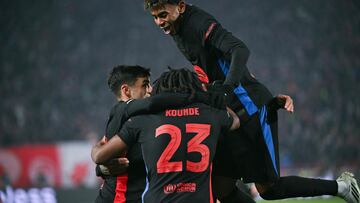 Barcelona's players celebrate the goal of Barcelona's Brazilian forward #11 Raphinha during the UEFA Champions League, League phase - Matchday 4 football match between Crvena Zvezda Beograd and FC Barcelona, at the Rajko-Mitic Stadium, in Belgrade, on November 6, 2024. (Photo by Andrej ISAKOVIC / AFP)