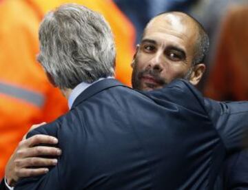 El entrenador del Bayern Pep Guardiola saluda a Manuel Pellegrini, entrenador del Manchester City.