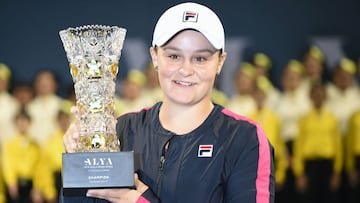 Ashleigh Barty, con su trofeo de Kuala Lumpur.