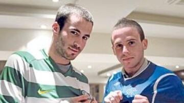 <b>RIVALES Y AMIGOS. </b>Marc Crosas (Celtic, 21 años) y Aarón (Rangers, 20) posan para AS con las camisetas de sus equipos. Son amigos, pero hoy les podrá la rivalidad.