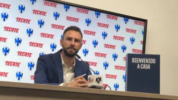 Lay&uacute;n se mostr&oacute; feliz en su presentaci&oacute;n, acto que fue en el Estadio BBVA Bancomer, la casa albiazul y en donde estuvo acompa&ntilde;ado por su familia.