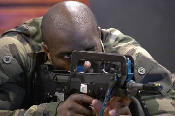 El judoka francés Teddy Riner y sus compañeros de equipo participan en un campo de entrenamiento físico supervisado por militares en el primer regimiento de la French Foreign Legion, en Aubagne. 