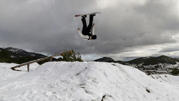 Lucas Mu&ntilde;oz realizando un backflip en uno de los saltos del Gravity Park del bikepark Biketrails Valencia, cubierto de nieve por el temporal Filomena, en enero del 2021. 