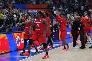 Los jugadores de la selección canadiense celebran la victoria ante España y su pase a octavos de final del Mundial. 
