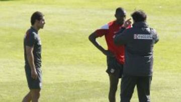 Guilavogui con el Mono Burgos y Simeone.