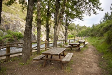 Ruta clásica de senderismo que discurre por las monta?as de Geoparque Villuercas-Ibores-Jara. Un itinerario de 13?5 km que partirá de la localidad cacere?a de Ca?amero, en cuyo entorno se pueden visitar pinturas rupestres, concretamente en la cueva de ?lvarez; o disfrutar de la jornada en la piscina natural La Nutria. Una ruta que recorre algunos de los parajes más bellos de la sierra de Las Villuercas hasta llegar a la Puebla de Guadalupe, donde contemplarás una de las joyas nacionales de la arquitectura mudéjar y centro espiritual de la región, el Real Monasterio Nuestra Se?ora de Guadalupe.