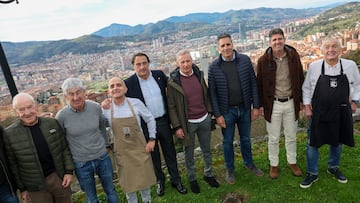 GRAFCAV2483. BILBAO, 10/01/2025.- Los ex-corredores Abraham Olano, (2d) Marino Lejarreta, (2i) Carlos Echeberria, (i) Julian Gorospe (5i) Miguel Indurain, (3d) Abraham Olano (2d) y el hijo del ciclista Josu Loroño, (4 i ) cinco veces ganador del Tour de Francia, este viernes en Bilbao, donde participó en el homenaje a Loroño, el pentacampeón considera a Tadej Pogacar como principal favorito a ganar la próxima edición de la ronda gala "por fuerza, por equipo y por motivación". EFE/Luis Tejido