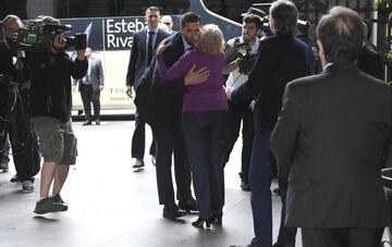 Felipe Reyes es recibido por la alcaldesa de Madrid Manuela Carmena. 