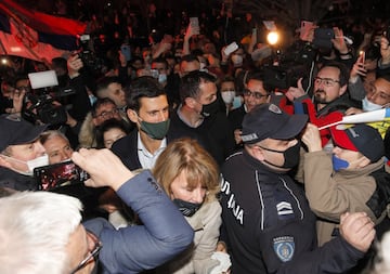 Djokovic, rodeado por una multitud en su llegada al restaurante Novak 1 de Belgrado.