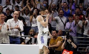 Fabien Causeur se besa el escudo de la camiseta.