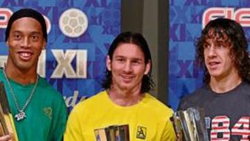 <b>AMIGOS Y RESIDENTES EN BARCELONA. </b>Ronaldinho, Messi y Puyol posan ayer tan felices con el trofeo de FIFPro.