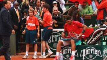 <b>PARAGUAS. </b>Novak Djokovic y Rafa Nadal recogen sus raqueteros y emprenden el camino de los vestuarios por segunda vez. A las 20:00 se consumó el aplazamiento.