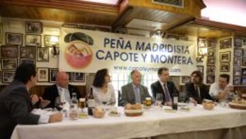 PEÑA CAPOTE Y MONTERA. A la cita en el Donostiarra acudieron numerosos peñistas blancos.