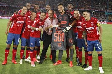 La noche en el Atanasio Girardot inició con homenaje a David González por sus 500 partidos con el Medellín, que posteriormente venció a Bucaramanga y se acerca a los ocho.