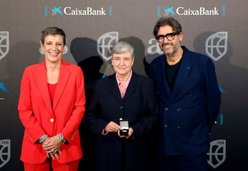 Elisa Aguilar, presidenta de la Federacin Espa?ola de Baloncesto y Vicente Jimnez, Director del Diario AS con Pilar Landeira, La primera mujer en arbitrar un partido de la Liga Endesa (Zaragoza-Ourense en octubre de 1992).
