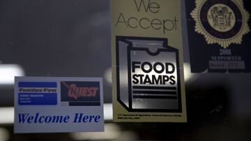 ARCHIVO - En esta fotografía de archivo del 12 de enero de 2015, un supermercado muestra calcomanías que indican que aceptan cupones de alimentos en West New York, Nueva Jersey.
