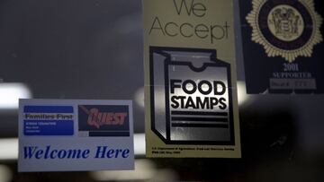 ARCHIVO - En esta fotograf&iacute;a de archivo del 12 de enero de 2015, un supermercado muestra calcoman&iacute;as que indican que aceptan cupones de alimentos en West New York, Nueva Jersey. 