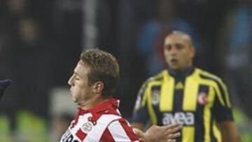 Roberto Carlos observa desde el fondo una jugada