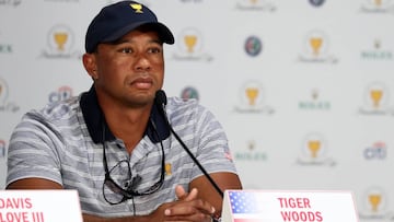 El asistente del capitán Tiger Woods del equipo de Estados Unidos asiste a una conferencia de prensa durante las rondas de práctica antes de la Copa de Presidentes, en el Liberty National Golf Club en Jersey City, Nueva Jersey (EE.UU.).