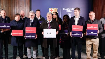 Laporta y su equipo con sus 8.171 firmas de socios.