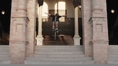 El rider de BMX Mati Lasgoity realizando un no hands con su bici en las escaleras de la plaza de Espa&ntilde;a de Sevilla (Espa&ntilde;a) durante la grabaci&oacute;n de su v&iacute;deo Dreamville. 