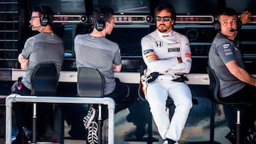 Alonso en el muro de McLaren. 