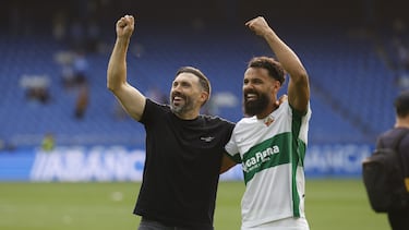 El Elche ganó 0-4 al Deportivo de la Coruña y certifica así su vuelta a Primera División. Jugadores y cuerpo técnico celebran el ascenso.