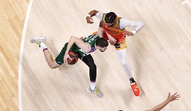 El Unicaja acribilla al Valencia en el clásico del Mediterráneo