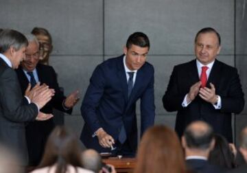 Cristiano, muy feliz en el aeropuerto de Madeira