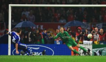 El 21 de mayo de 2008 se vivió una de las finales más dramáticas de la Champions. Tras empatar en el tiempo regular con goles de Cristiano Ronaldo y Frank Lampard, Chelsea y Manchester United se fueron a penales para definir al Campeón. La lluvia le jugó una mala pasada a John Terry, quien falló el penal que le hubiera dado el triunfo al Chelsea, luego de resbalarse.