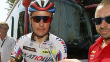 Purito Rodríguez firmando autógrafos.